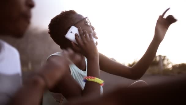 Chica afroamericana hablando por teléfono — Vídeos de Stock