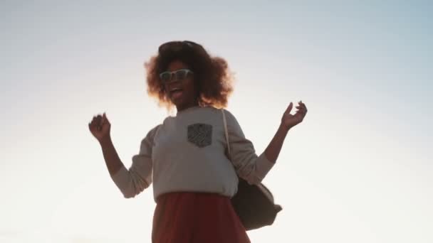 Hipster-Mädchen posiert freudig am Strand — Stockvideo