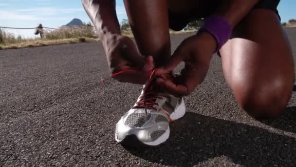 Coureur afro-américain attachant ses lacets — Video