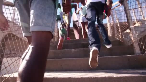 Afrika kökenli Amerikalı patenci arkadaş birlikte yürüme — Stok video