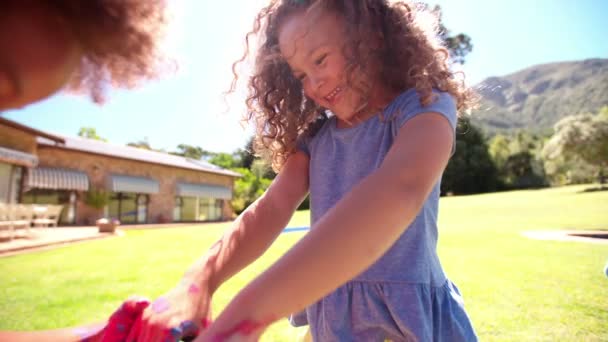 Filles ludiques avec peinture au doigt sur la main — Video