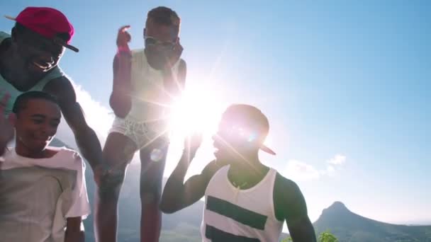 Patineuse riant et plaisantant avec des amis 