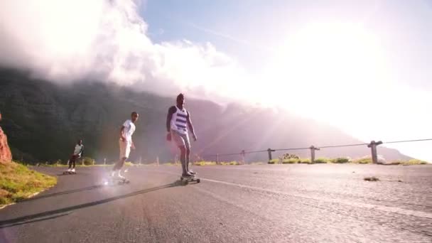 Longboarder rasen auf einer Bergstraße — Stockvideo