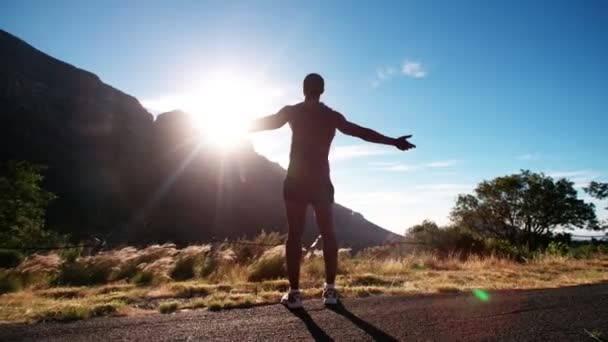 Sportowiec ciesząc się wcześnie rano słońce — Wideo stockowe