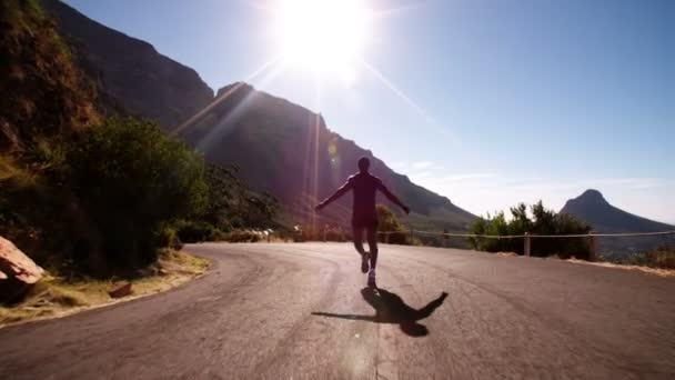 Радісний спортсмен біжить по дорозі — стокове відео