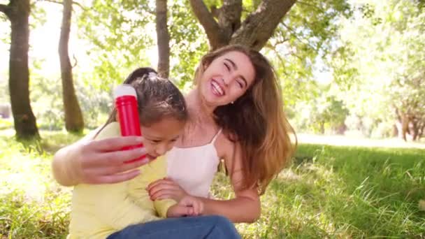 Madre y niña cosquillas en el parque — Vídeo de stock