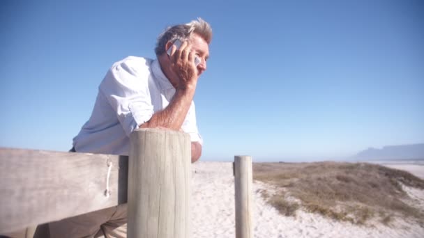 Senior man praten over moblie telefoon — Stockvideo