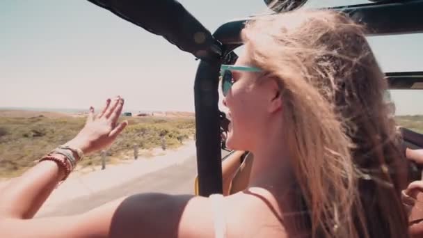 Meisje vrienden op een zomer road trip — Stockvideo