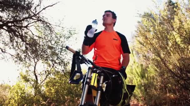 Ciclista de montaña beber un poco de agua — Vídeo de stock
