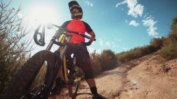 Montanha motociclista de pé com sua bicicleta — Vídeo de Stock