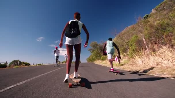 Skater fille descente course avec des amis — Video