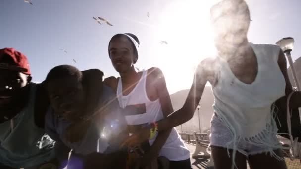 Adolescenții pozând fericiți în postions nebun — Videoclip de stoc