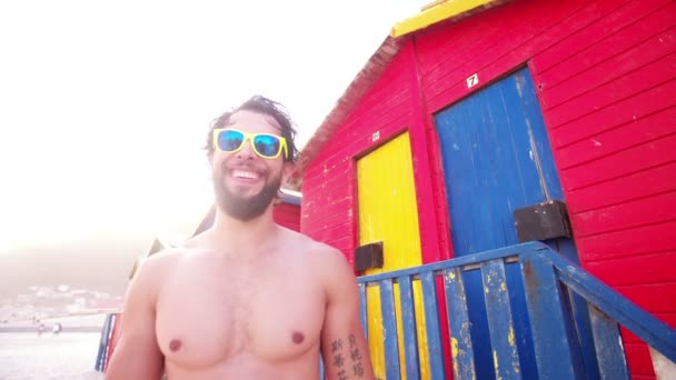 Ragazzo che si rilassa in spiaggia la sera — Video Stock