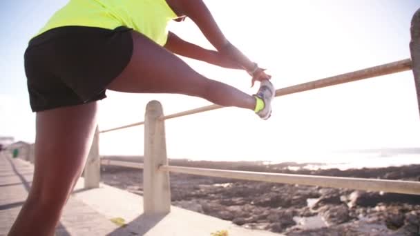 Femme coureuse s'exerçant à la plage — Video