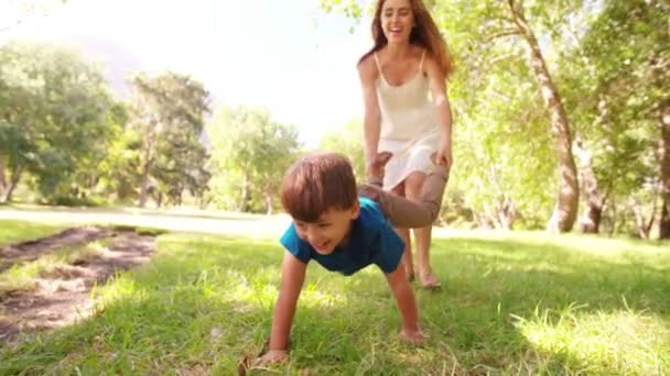 Mutter und Sohn spielen Schubkarre — Stockvideo