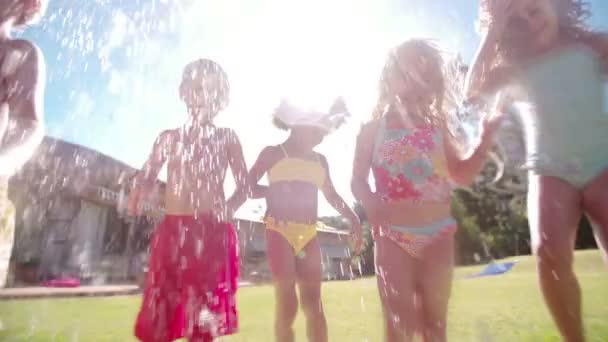 Niños lanzando globos de agua a la cámara — Vídeo de stock