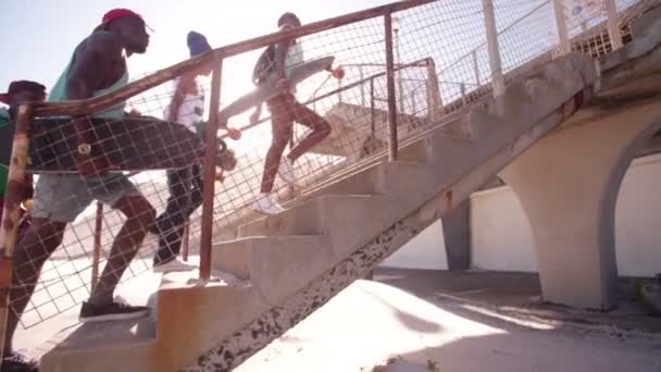 Amigos patinadores afroamericanos caminando juntos — Vídeos de Stock