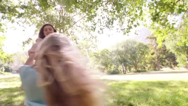 Мама і дочка спінінг в парку — стокове відео