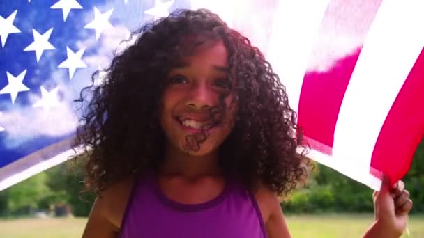 Afro-Mädchen mit amerikanischer Flagge — Stockvideo