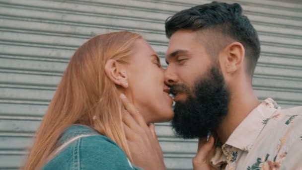 Hipster chico y chica besándose — Vídeos de Stock