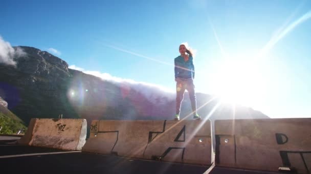 Breakdancer jumping and doing the splits — Stock Video