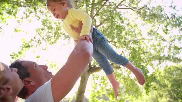 Föräldrarna spelar med liten flicka i parken — Stockvideo