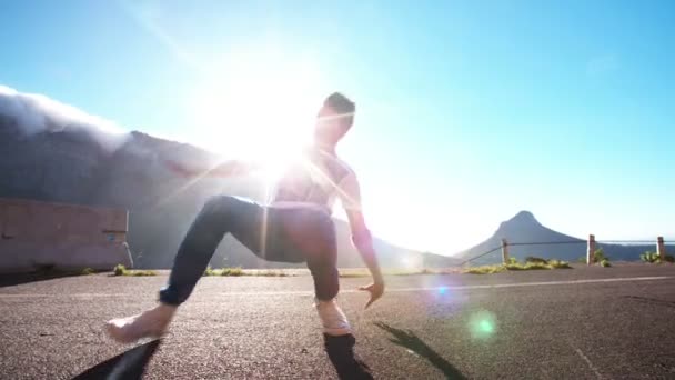 Adolescente practicando breakdance flexible — Vídeo de stock