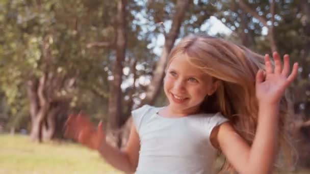 Bambina che gioca con le bolle nel parco — Video Stock