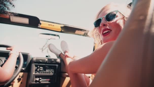 Meisje vrienden lachen op road trip — Stockvideo