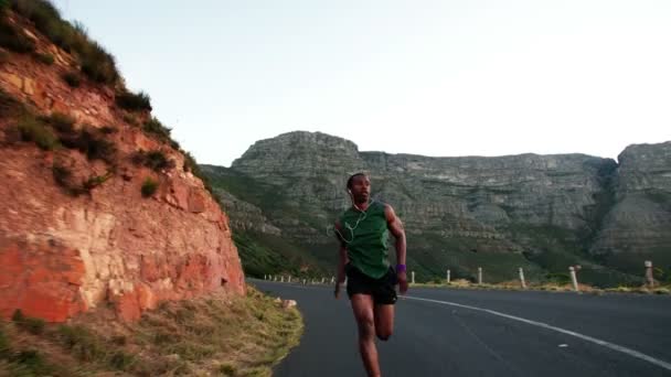 Afro américain coureur sprint sur la route — Video