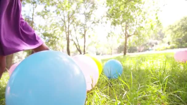 Afro dívka prochází balónky — Stock video