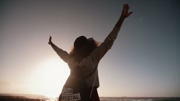 Dívka na pláži, vyjadřující její svoboda — Stock video
