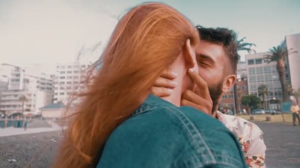 Couple hipster partageant un baiser romantique — Video