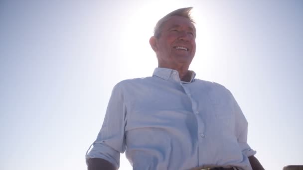 Senior man smiling at the beach — Stock Video