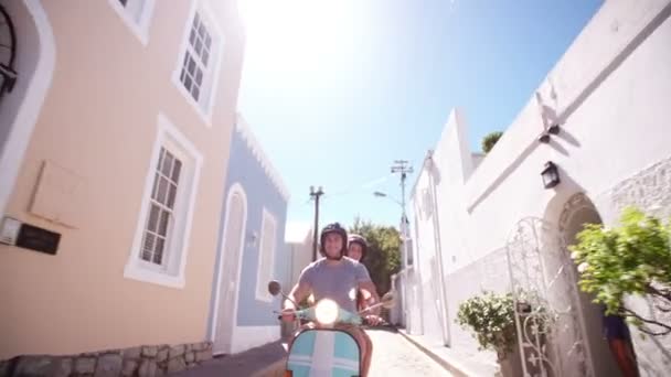 Pasangan dengan skuter dalam perjalanan. — Stok Video