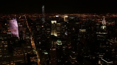 Chrysler Builing ve gece Times Square'de