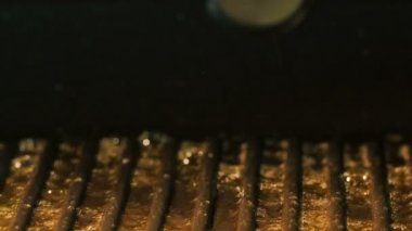 Biftek tavada yağı ile