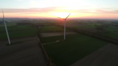 Rüzgar türbinleri yenilenebilir enerji üreten