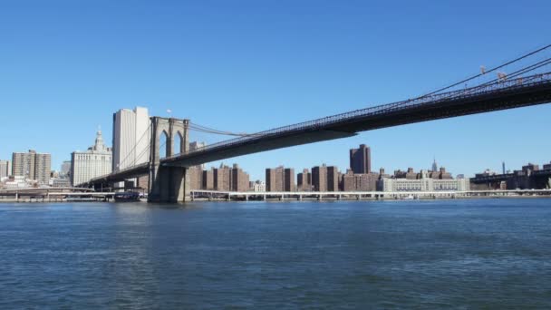 Brooklyn Bridge med Manhattan — Stockvideo