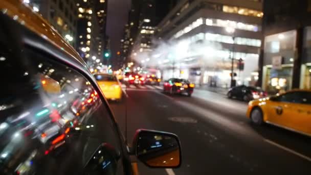 Cabinas amarelas dirigindo em Manhattan — Vídeo de Stock