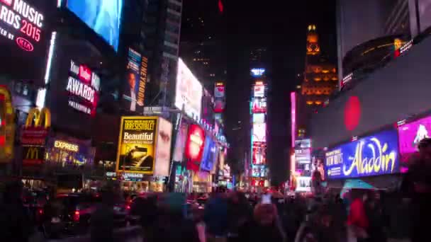 Times Square por la noche en Manhattan — Vídeos de Stock