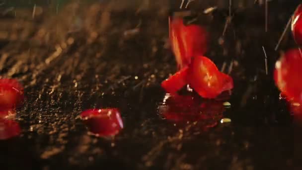 Czerwona papryka chili spada — Wideo stockowe