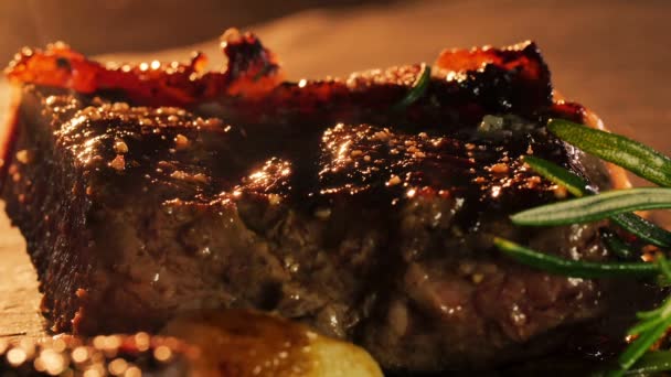 Свежеприготовленное мясо с розмарином — стоковое видео
