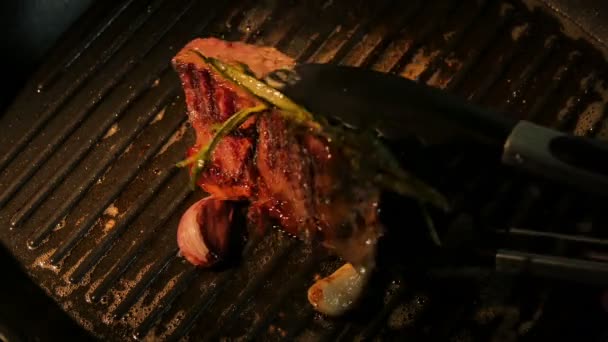 М'ясо смажити на сковороді — стокове відео
