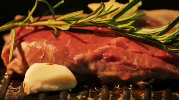 Friggere la carne in padella — Video Stock