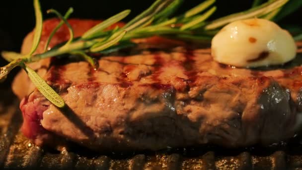 Мясо жарится на сковороде — стоковое видео