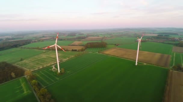 Turbinas eólicas que utilizam energia eólica — Vídeo de Stock