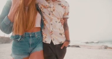 Hipster çift birlikte sahilde yürüyüş