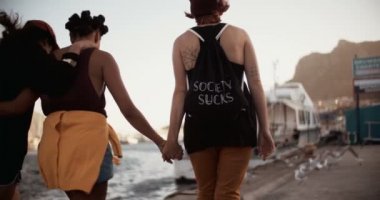 Genç grunge kızlar birlikte liman etrafında yürüyüş