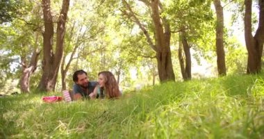 Genç çift parkta yalancılık aşağı